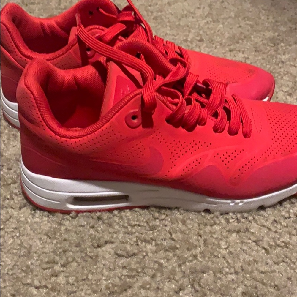 Red Nike air max